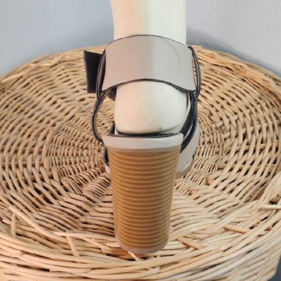 Christian Siriano Taupe Crisscrossed Strappy Block Heel Sandals Women's Size 9 - Picture 12 of 13